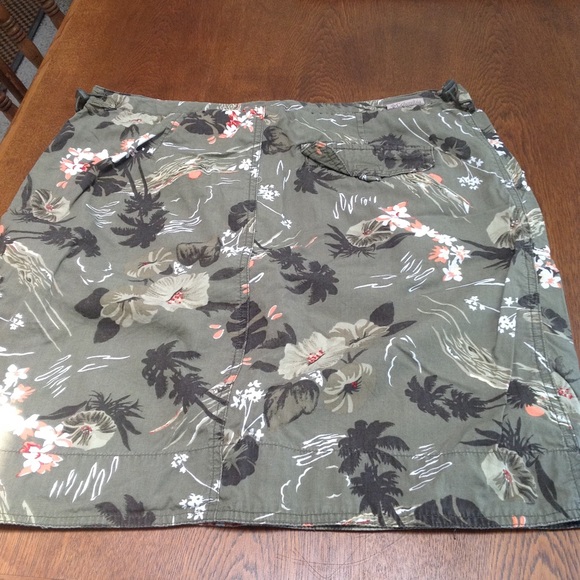 Columbia Women Miniskirt floral-cargo. Palm trees/flowers. Drawstring toggle. MP - Picture 5 of 6